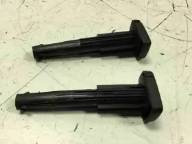 202-00684l American Motors Hummer H3 2006 Front Left Driver Seat Headrest Lock Restraint Support Pair Set