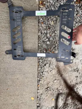 Sb038dr Ford Planted - Driver Side Seat Bracket For 2000-07 Focus
