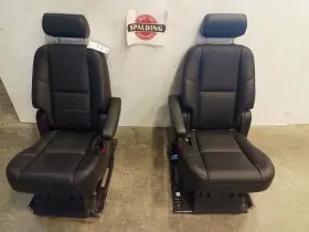 215.gm9d10 Gm 2007-2014 Short Wheel Base Suv 2nd Row Heated Black Leather Seats Swb 9478648