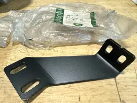 Afu710180 Land Rover Defender 110 / 130 07-16 Centre Rear Seat Mounting Bracket